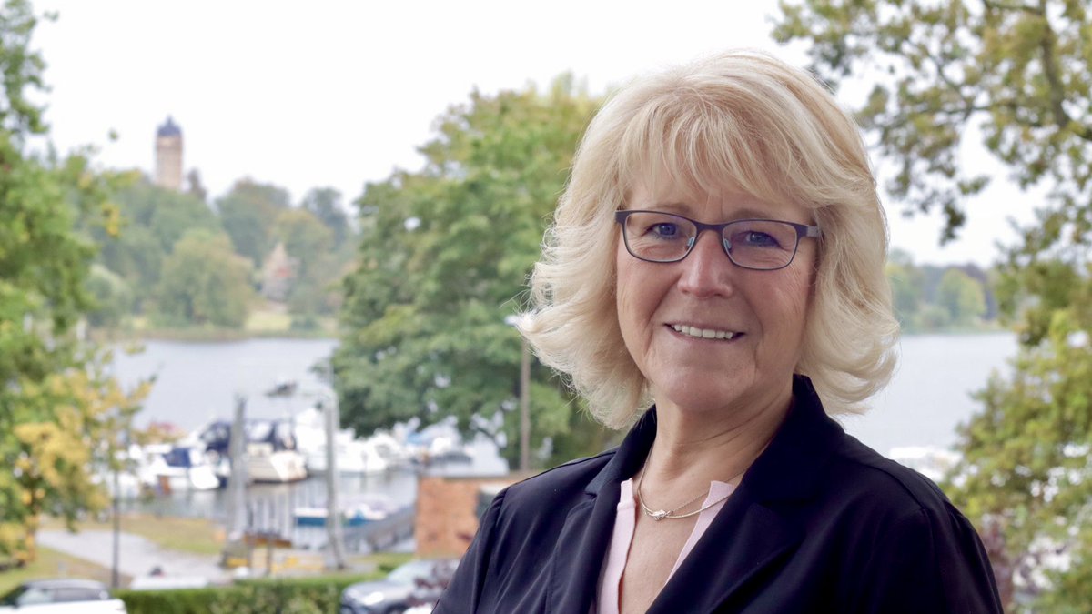 staatskanzleibb's tweet photo. Macht Lust auf mehr: Das Forum Digitales #Brandenburg hat eine spannende & konstruktive Premiere erlebt. Digitalbeauftragter Dr. Grimm dankt den Akteur*innen für ihren Input und den Teilnehmenden für den konkreten, spannenden Austausch. Auf ein Neues beim #fdb24. #digitalesbb https://t.co/UivfA7eXUN