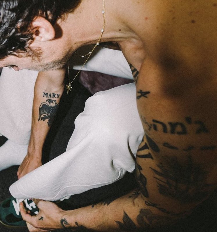 HSFEATURES's tweet photo. Harry Styles. https://t.co/V3ZQ5Y2DZ5