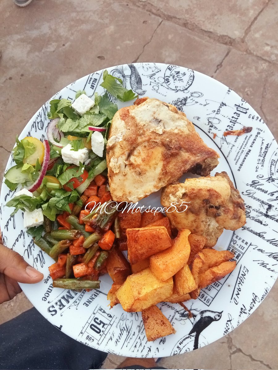 MCMotsepe85's tweet photo. On my plate today 
Roasted Chicken 🍗 served with Roasted Butternut, Carrot &amp;. Green Beans Salad as well as Greek Salad 🥗
As we tune into today's episode of
#SkeemSaam
#banting #bantinglifestyle #bantingsouthafrica #bantingfriendly 
#CLIFFOODART https://t.co/WcgYRSery3