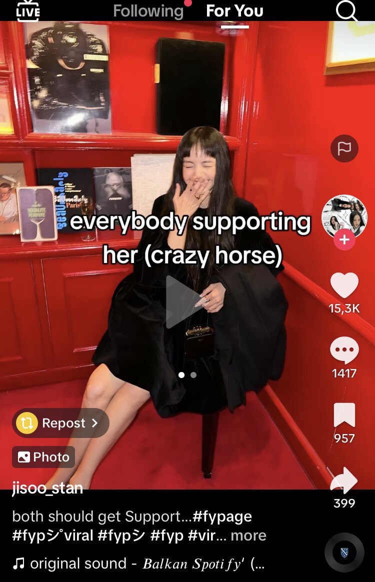 LISASGROOVE's tweet photo. the fact the blinks are posting this shit is kinda telling (?) like it’s not like Lisa it’s not getting MASSIVE amounts like literally just look at her comment section. Knetz, cnetz and solo stans have been slutshaming her and talking mad shit about her and her mom https://t.co/xxeV5wxO57