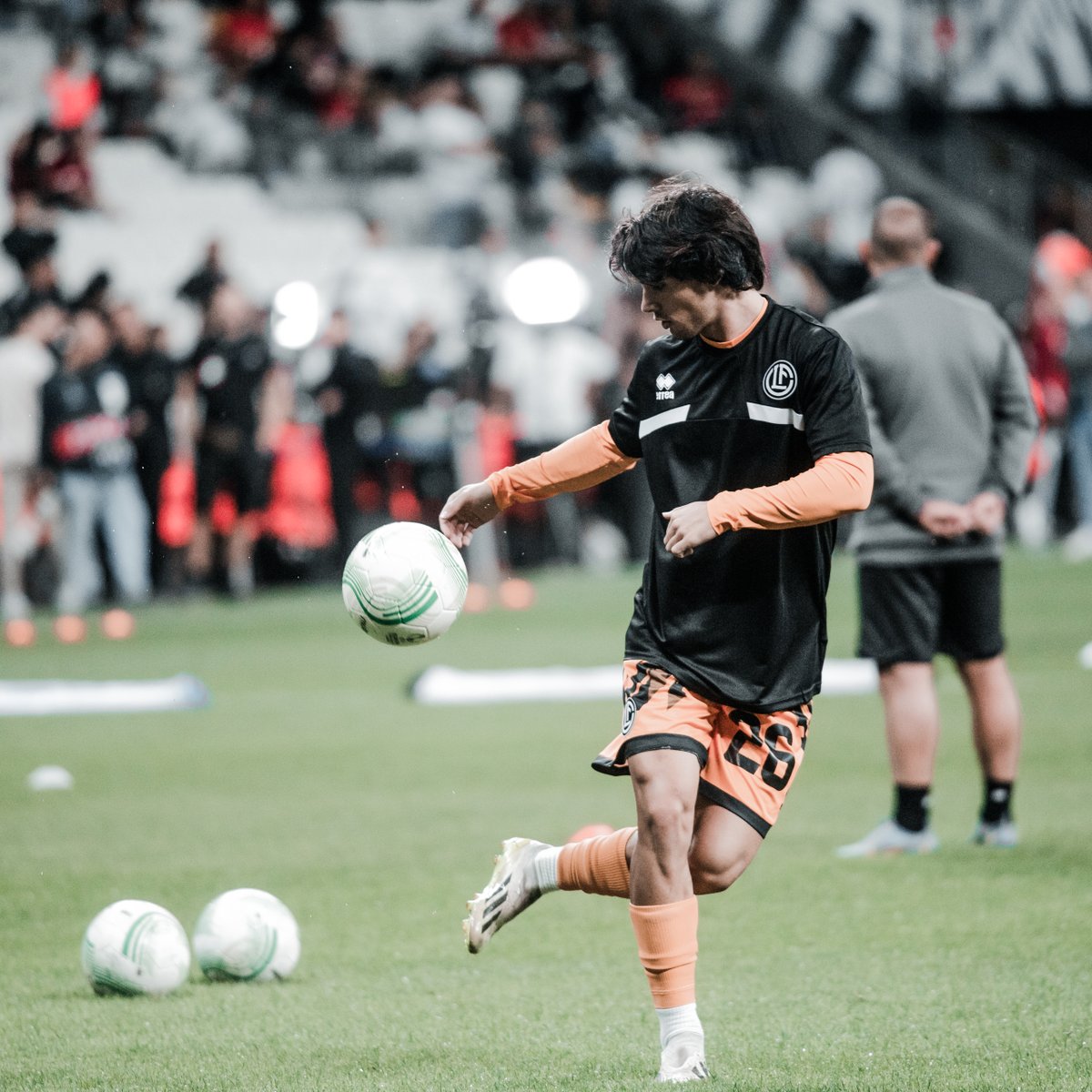 FCLugano1908's tweet photo. ⚪⚫𝐖𝐚𝐫𝐦 𝐔𝐩 🏟️ Riscaldamento prima della sfida di Istanbul contro il Beşiktaş ⚽ Forza Lugano! ❤️‍🔥

#fclugano #lugano #FCL #UECL #ConferenceLeague #BESLUG #BesiktasLugano #Matchday https://t.co/mUHo3s9Xjg