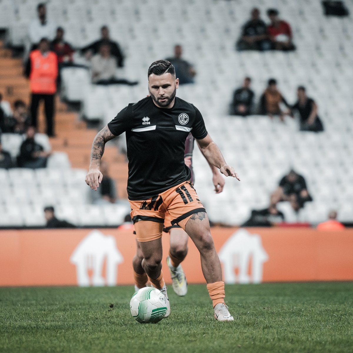 FCLugano1908's tweet photo. ⚪⚫𝐖𝐚𝐫𝐦 𝐔𝐩 🏟️ Riscaldamento prima della sfida di Istanbul contro il Beşiktaş ⚽ Forza Lugano! ❤️‍🔥

#fclugano #lugano #FCL #UECL #ConferenceLeague #BESLUG #BesiktasLugano #Matchday https://t.co/mUHo3s9Xjg