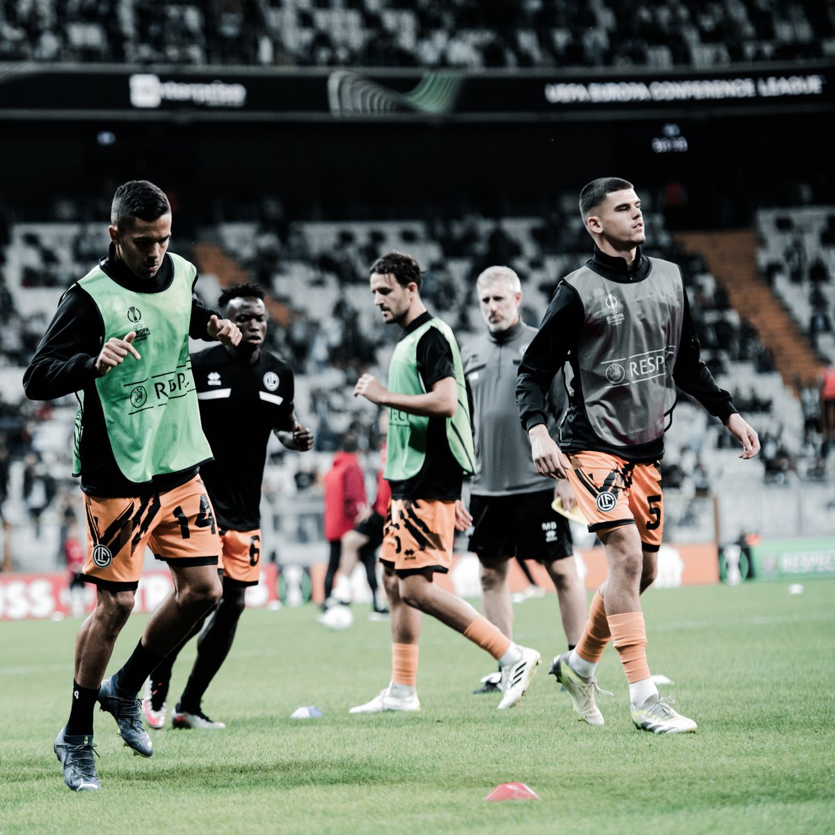 FCLugano1908's tweet photo. ⚪⚫𝐖𝐚𝐫𝐦 𝐔𝐩 🏟️ Riscaldamento prima della sfida di Istanbul contro il Beşiktaş ⚽ Forza Lugano! ❤️‍🔥

#fclugano #lugano #FCL #UECL #ConferenceLeague #BESLUG #BesiktasLugano #Matchday https://t.co/mUHo3s9Xjg