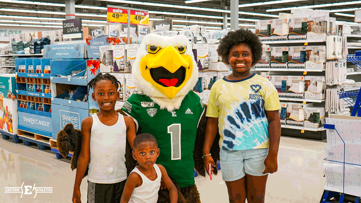 EMUAthletics's tweet photo. Paint It Green ➡️ Wear Green! 💚💚

#EMUEagles 🦅 https://t.co/4QFmouTqNP