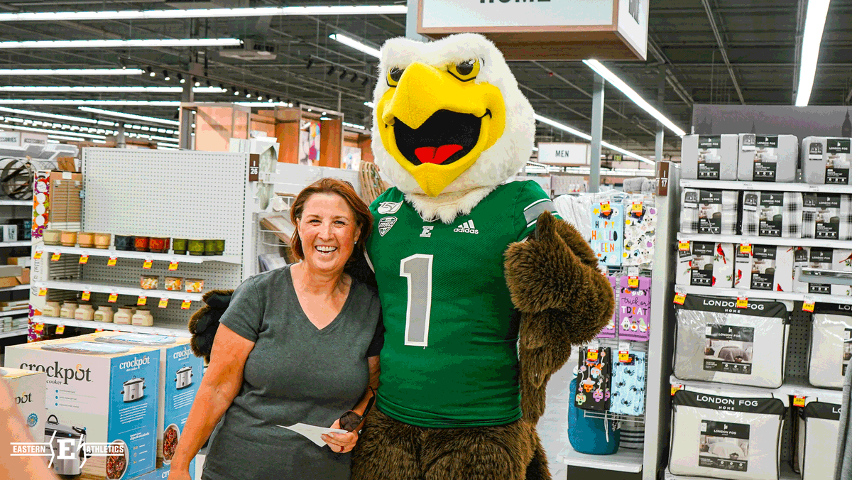 EMUAthletics's tweet photo. Paint It Green ➡️ Wear Green! 💚💚

#EMUEagles 🦅 https://t.co/4QFmouTqNP