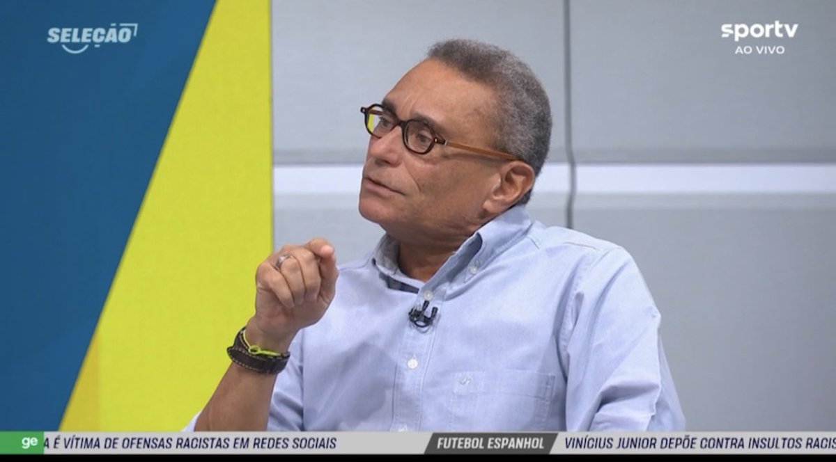 futebol_info's tweet photo. "John Kennedy, um jovem do povo preto, foi responsável por uma das declarações mais emocionantes de um treinador. Me refiro ao que disse Diniz ontem. A maioria dos clubes no Brasil só se preocupa com o jogador. Não se preocupa em formar homem, em dar a ele condições de viver na sociedade, de ele saber resolver os seus problemas. O jogador é tratado como uma criança, o sistema é todo infantilizado, e quando aquilo acaba ele não está preparado para a vida."

"John Kennedy é um jovem de 21 anos, que faz parte de uma camada da população absolutamente desassistida e que o futebol virou a salvação dele e da sua família. São pessoas que o Brasil não quer dar dignidade. O que o Diniz está fazendo com o John Kennedy é sensacional, porque é um jogador que alguns devem ter dado como perdido. A frase mais fácil é: 'Esse aí se perdeu'. E o que você está fazendo para ajudar ele? Nada! Só está dizendo que ele se perdeu."

🎙️ Paulo César Vasconcellos, no Seleção SporTV.
📸 Reprodução/SporTV | Reprodução/Globo