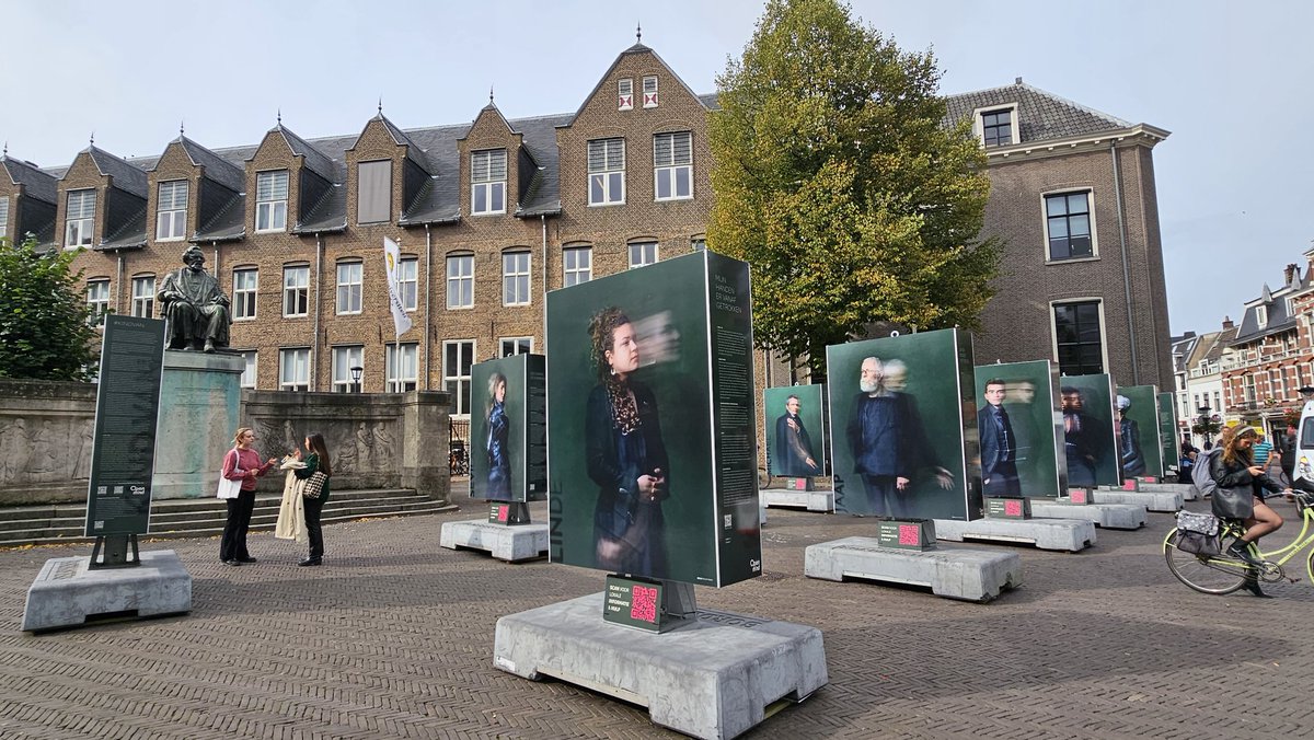 EricRoeske's tweet photo. Indringende expo 'Kind Van' op het #Janskerkhof #KindVan 
https://t.co/uvxw85CRo0 
In #Telegraaf_Utrecht 
📸  Menno Bausch 
@Trimbos https://t.co/4mMLcMngOF