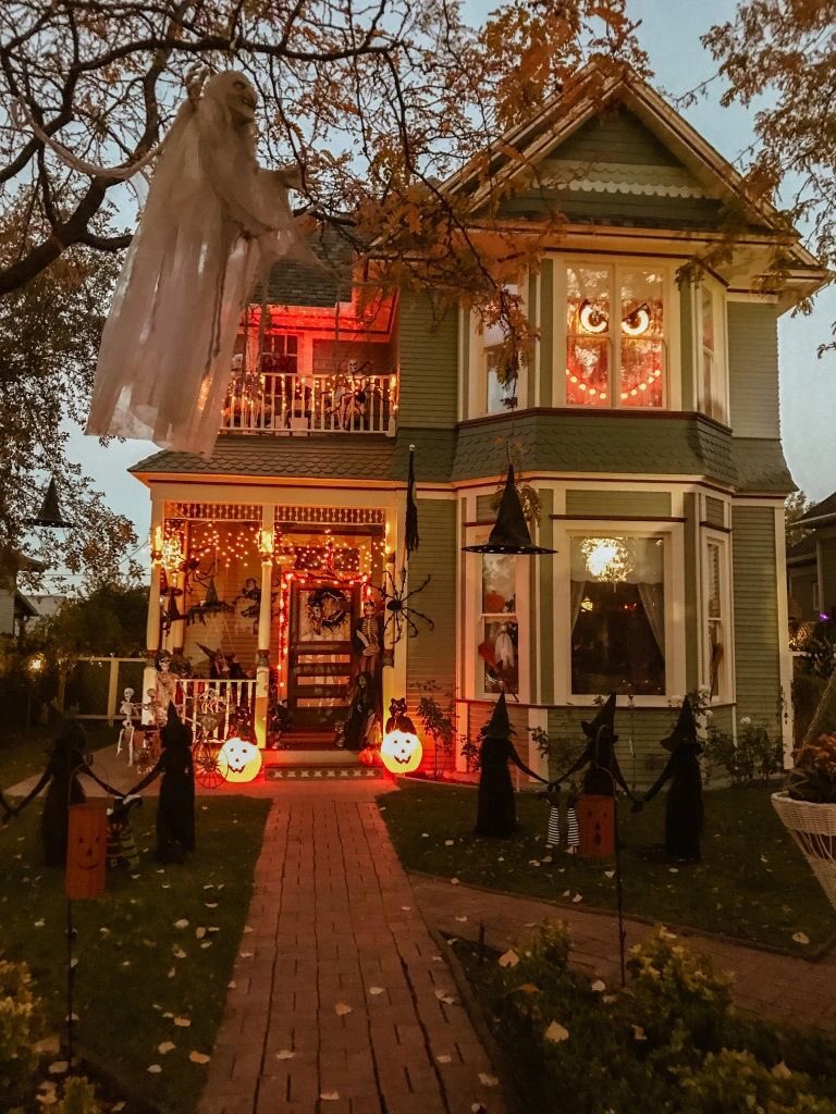 serene_side's tweet photo. halloween season 💀🎃 https://t.co/jKScPcQDSc