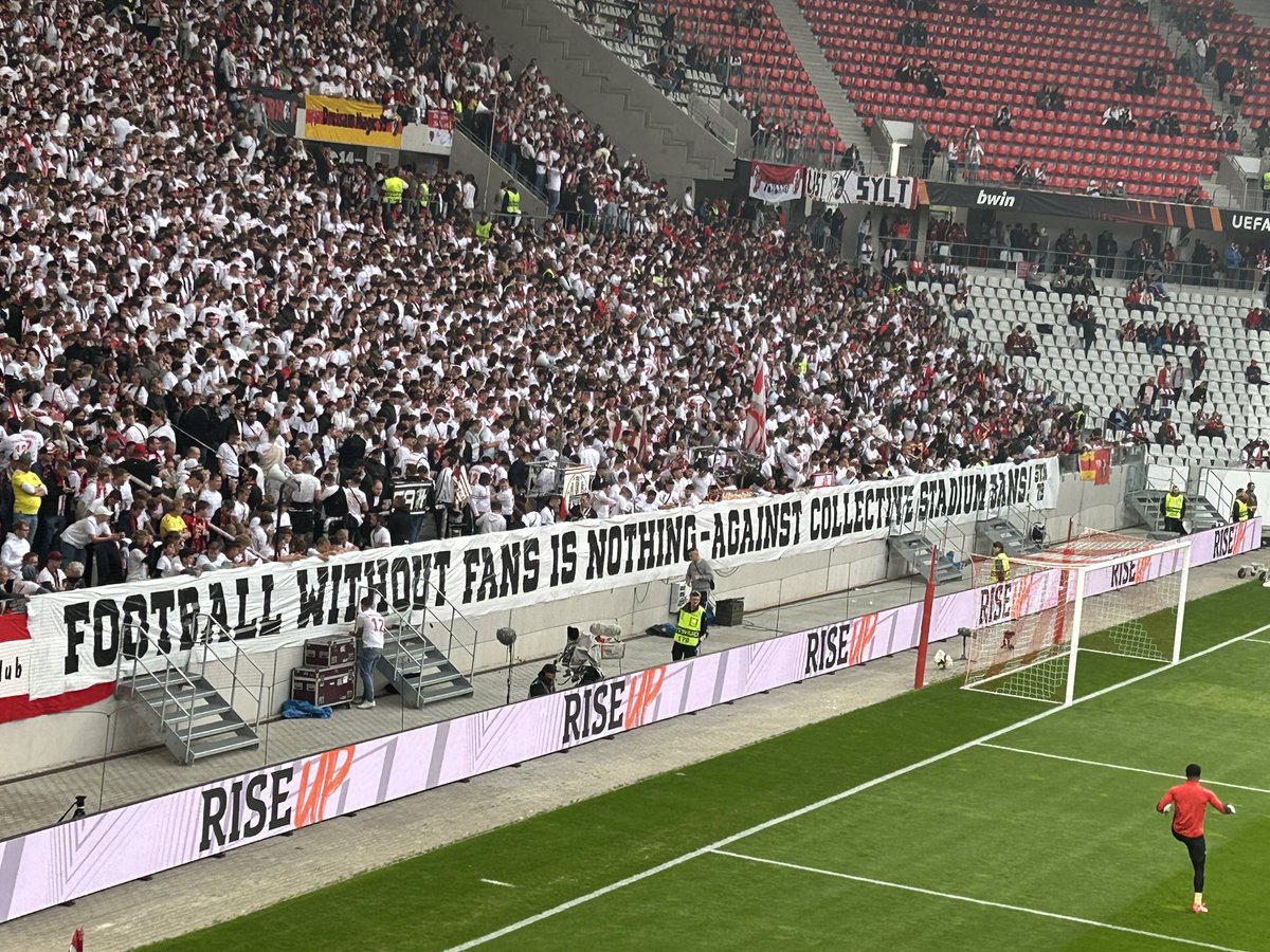 FBAwayDays's tweet photo. Freiburg fans have unveiled this banner at ahead of the game against West Ham this evening, with West Ham fans being banned from entering the stadium for this game.

“Football without fans is nothing - Against collective stadium bans”.

Fair play to them! 👏 https://t.co/fnFnPArojO