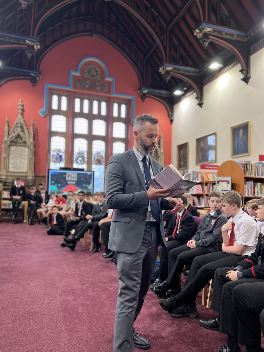 esm_edinburgh's tweet photo. Happy #NationalPoetryDay! ✒️ 

Students and staff filled the SMC Library this lunchtime to exchange a powerful selection of poems, delivered in English, French and even in song form!

The theme is “Refuge” and it’s great to see everyone come together this way.🤗 https://t.co/J1vzGCt3lT