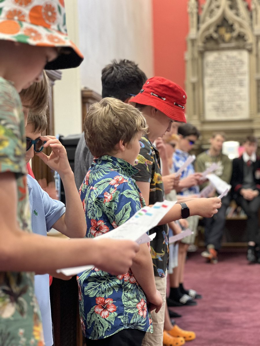 esm_edinburgh's tweet photo. Happy #NationalPoetryDay! ✒️ 

Students and staff filled the SMC Library this lunchtime to exchange a powerful selection of poems, delivered in English, French and even in song form!

The theme is “Refuge” and it’s great to see everyone come together this way.🤗 https://t.co/J1vzGCt3lT