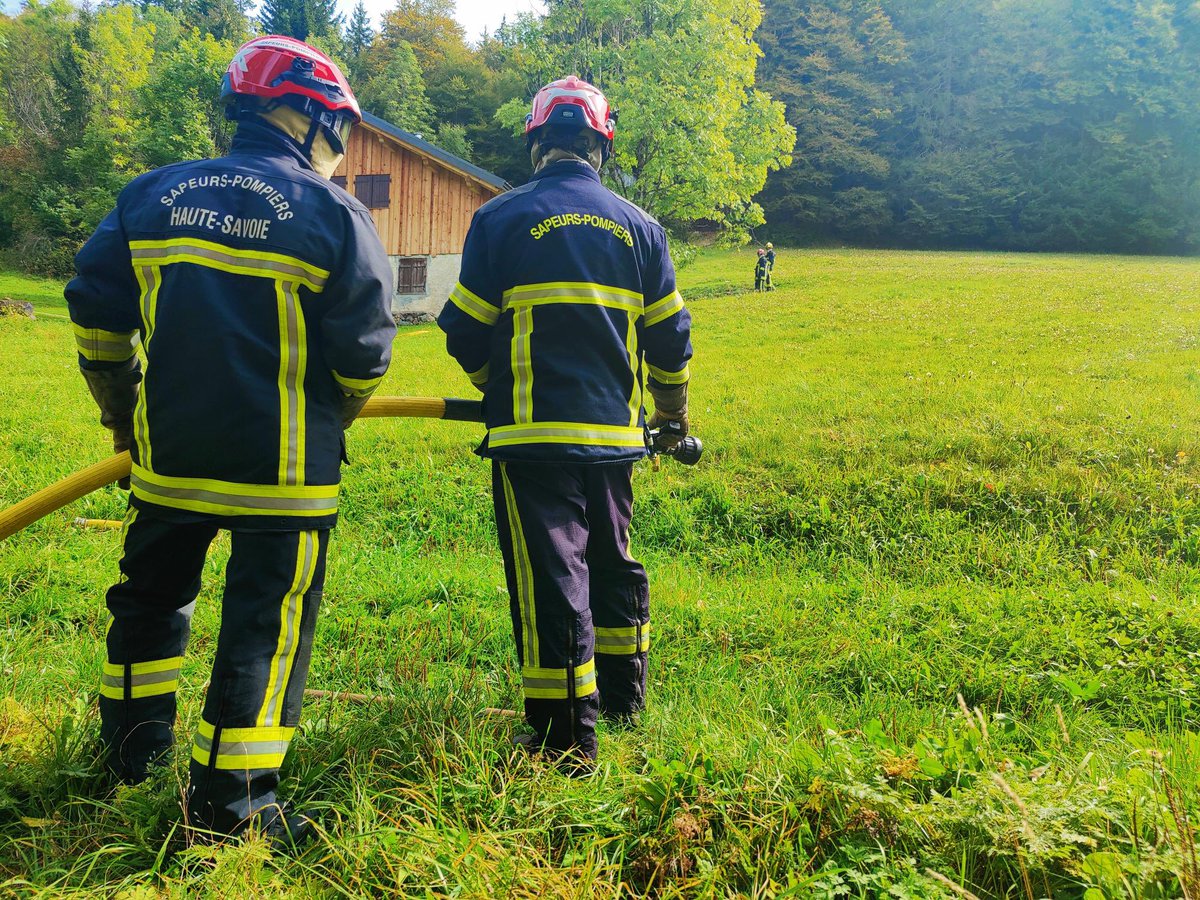 La semaine dernière, 12 équipiers Feux de forêts (FDF) 1 et 8 chefs d’agrès FDF2 ont effectué un stage en vallée verte. 

#pompiers #SDIS74 #FeuxdeForêts