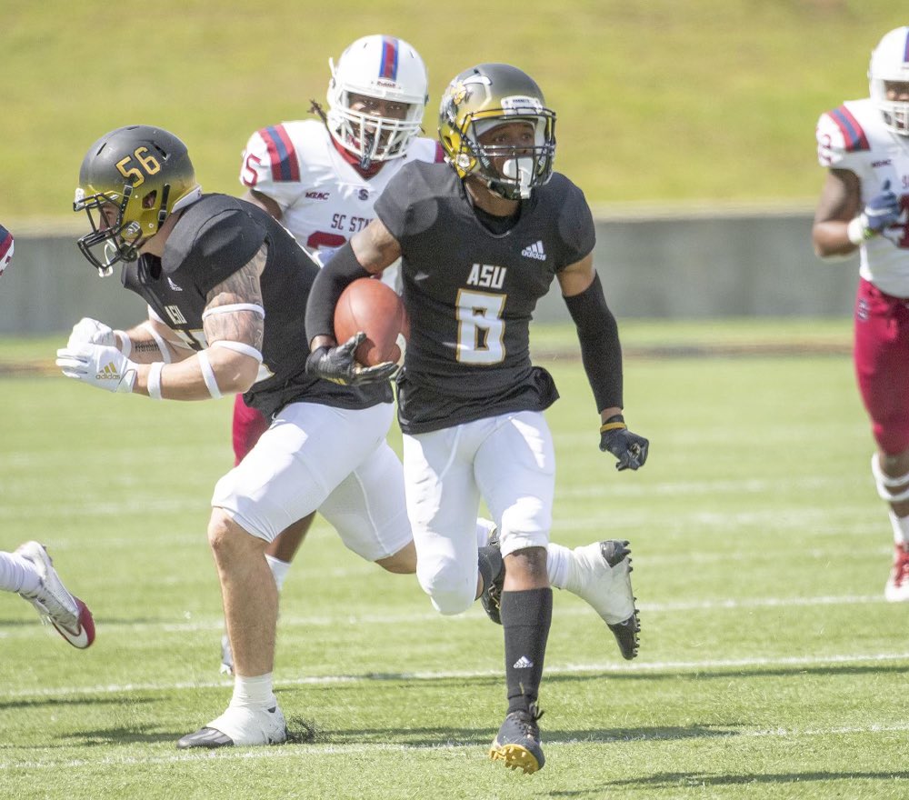 carlos1benjamin's tweet photo. #agtg Extremely Blessed to receive my 3rd offer from Alabama State💛🖤@coachmaye3 @coachcook55 @erob50 @CoachJames44 @Coach_Jlew @BamaStateFB https://t.co/llXfPmbJCK