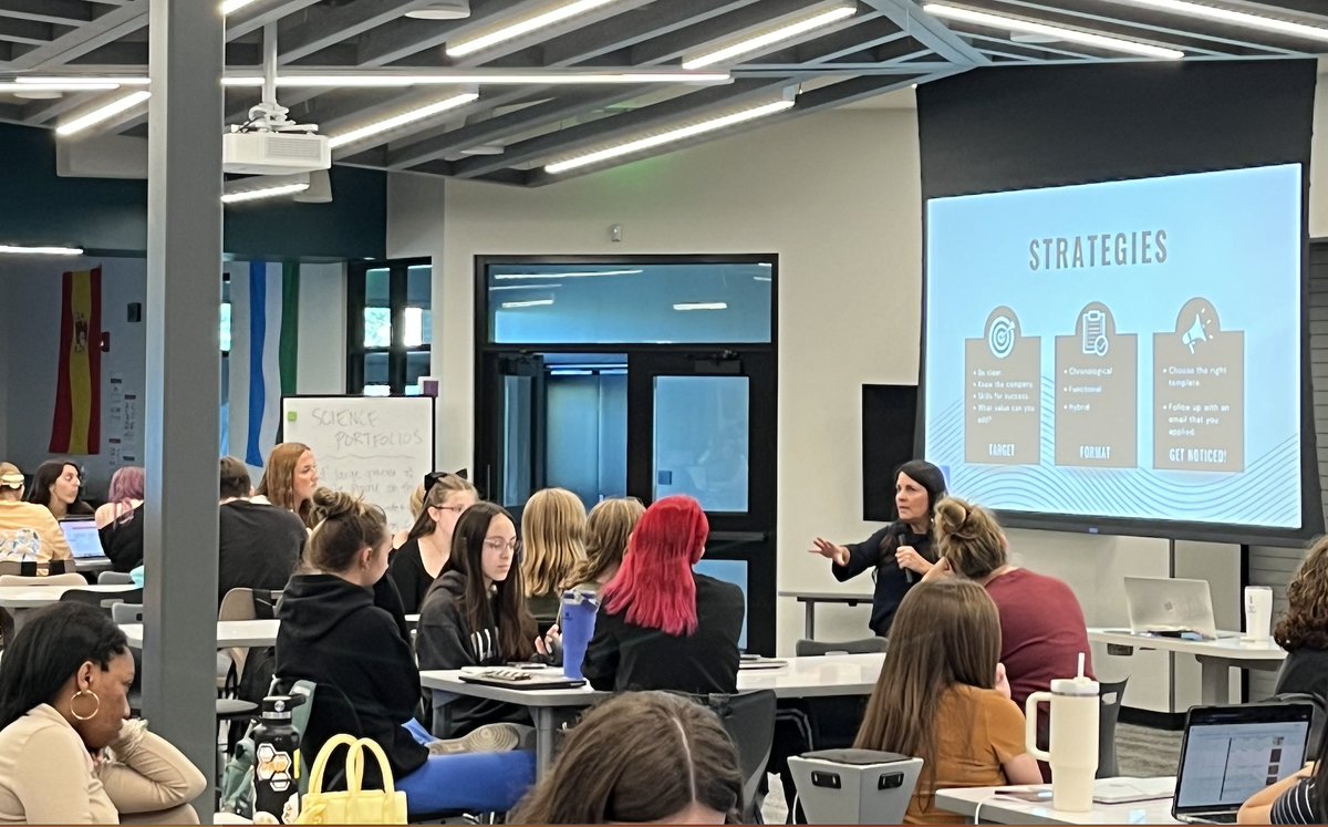 lhs_navigator's tweet photo. Great presentation from Career Navigator Christian Winn today on building your #resume! @LPSEDGE @LHSJAYS @LPSLEADS @LPStheadvance #network53 #professionalskillsππ https://t.co/U95D8QsWFw