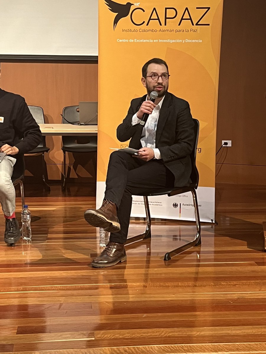 Ipazud's tweet photo. #UDistritalxCAPAZ segunda parte del conversatorio “DIÁLOGOS DE PAZ CON EL ELN: HABLEMOS DE LA PARTICIPACIÓN SOCIAL Y EL CESE AL FUEGO”. Organizado por el @Instituto_CAPAZ y el @IPAZUD de la @udistrital . @LaudEstereo  @parescolombia @FCEdistrital https://t.co/2zlwi4MqZh