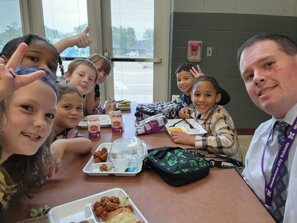 Had lunch with some friends @RosaPTweets today.  Make it a great day!
#MiddieWay
#QuietPanther