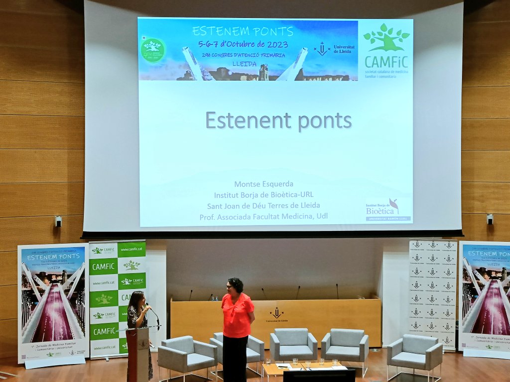 aperebrat's tweet photo. @montse_esquerda comença la ponència a @congresCAMFiC! Fa 6 anys la vèiem al mateix lloc a #SIAPLLEIDA, afortunada de repetir!! 😍 #estenemponts https://t.co/8bCMS9TMN4