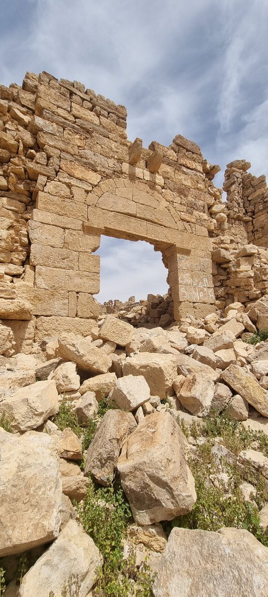 #Romanfortthursday the central gate of Qasr Bshir, #Roman Castra Praetorium Mobene , with rare inscription mentioning the emperors of the First Tetrarchy, dated to between 293-305 CE, reused by the Umayyads. Great info here bit.ly/3tiu3ua  #Archaeology #Jordan