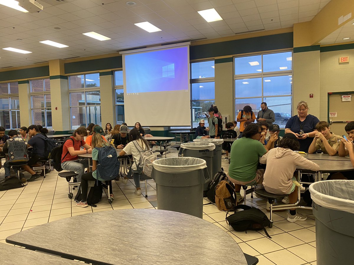 AmberLadd15's tweet photo. Showcasing Biology students using analogies around the school to find organelles through Goose Chase! #RFHSShowcaseDay https://t.co/aiRB0rcQA6