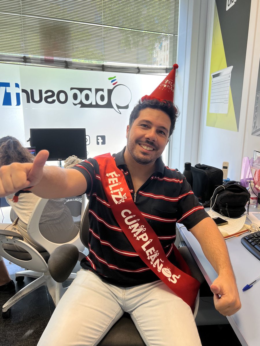 Blogosur's tweet photo. Hoy el equipo de #Blogosur está de celebración y es que nuestro compi más veterano sopla las velas. 🥳🎂
Nuestro @MiguelAngel_RB suma un año más a su vida y uno más a nuestro lado. Y no podemos más que agradecerle su esfuerzo, dedicación, sonrisas y humor en el día a día. 🥰 https://t.co/M3uODHwCxH