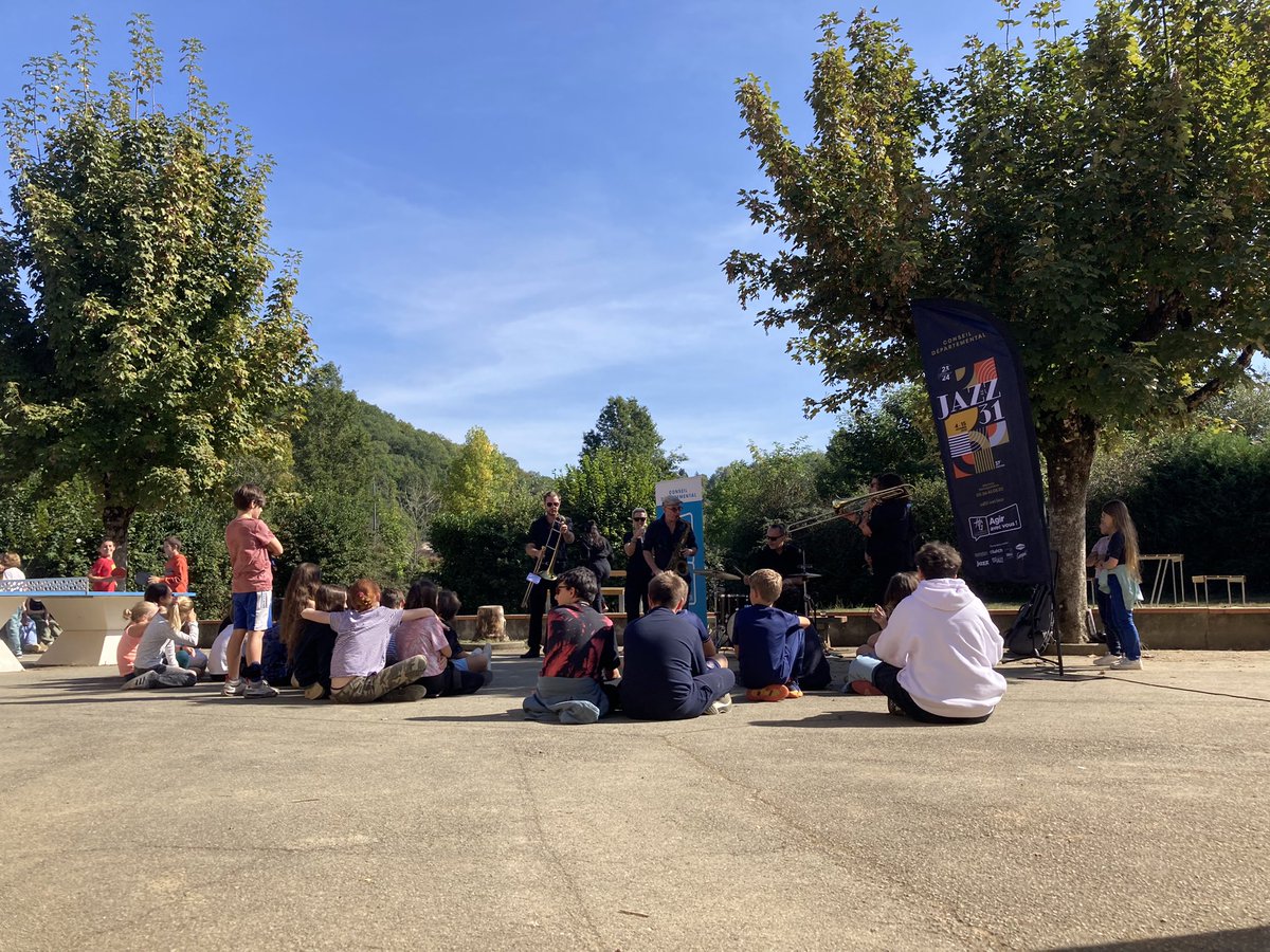 CollegeAspet's tweet photo. Ça c’était cet après-midi dans la cour de mon collège. Avec les élèves de la fringante Jazzette en partenariat avec Campus FM et Jazz sur son 31, nous avons accueilli et organisé le concert de la post-fanfare Marmaille. Trop ✌️ ces jazzettemen and jazzettewomen https://t.co/UXWA0RiVqP