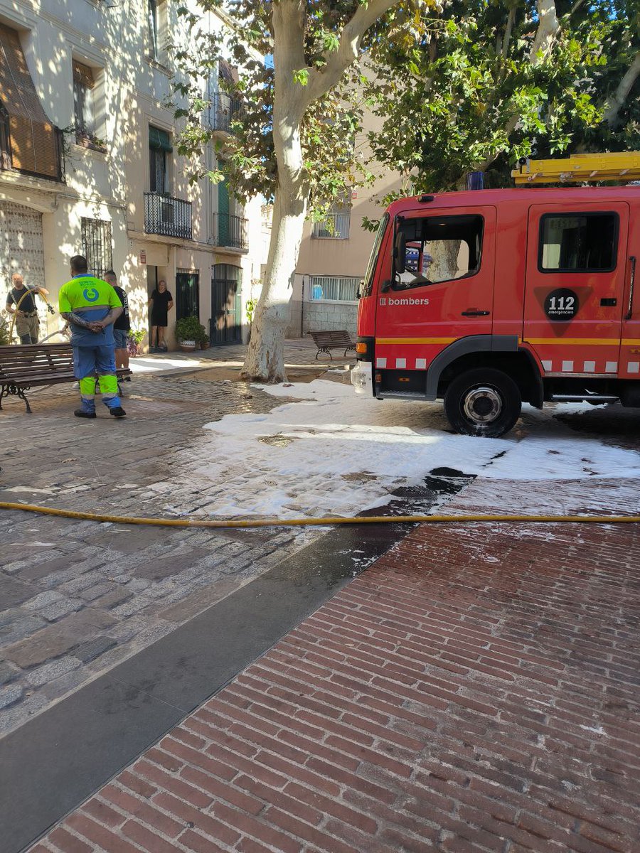 Dissabte passat, les cases de Plaça Constitució es van despertar amb un incident alarmant: parets ruixades amb un líquid inflamable. Aquest incident es va produir en el marc d'un espectacle pirotècnic programat per la Colla de Diables de Badalona durant la nit. (1/6)
