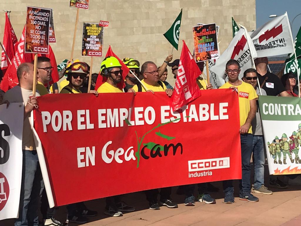 CCOOGeacam's tweet photo. 📢Concentración de los #bomberosforestales de #Geacam en @DSostenibleCLM
🔴400 compañeros/as eran despedidos hace unos dias
NO se puede vivir sólo con 100 días de contrato
Los trabajadores NO MERECEN ser tratados como kleenex
@CCOO siempre en la defensa de tus derechos laborales https://t.co/tvg55a3cm8