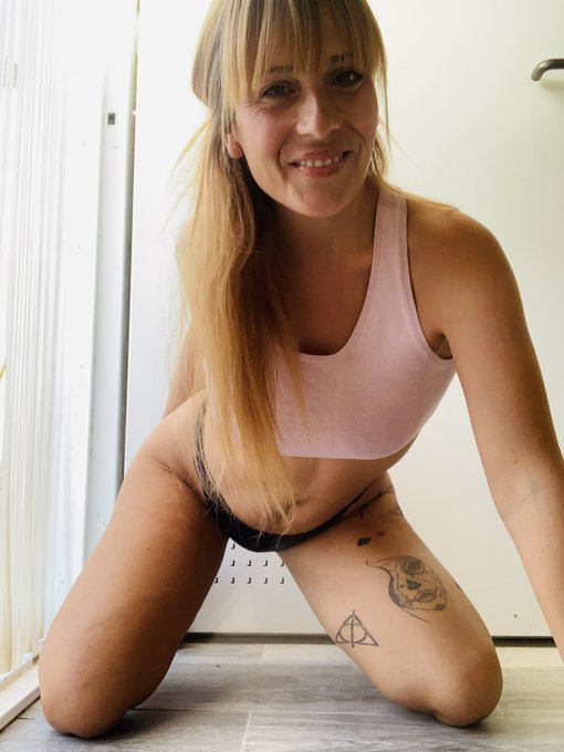 Soy indecisa &hellip; cuatro mejor que una no ???   As&iacute; os espero en 5 minutos 😜😈🔥🍑⬇️  https://t.co/FVzwNrc7me
