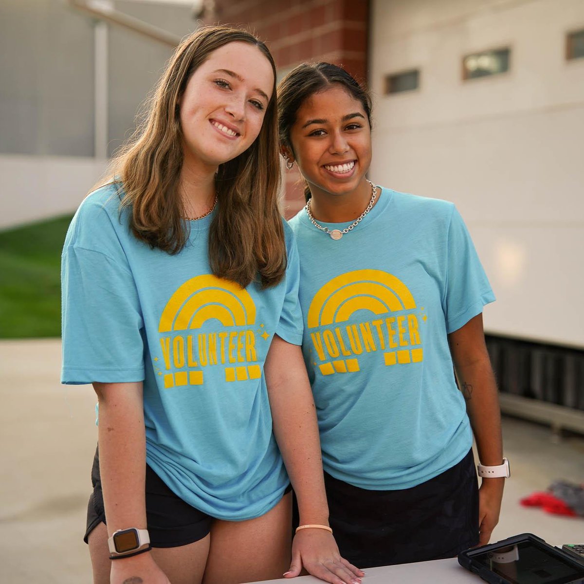 BLVDRevelRun's tweet photo. From packet pick up to the finish line, our volunteers' smiling faces mean the world to us! Thank you to all who donated their time to our event and supporting @winforkc's mission. 💙 https://t.co/MQYDBeoP4n