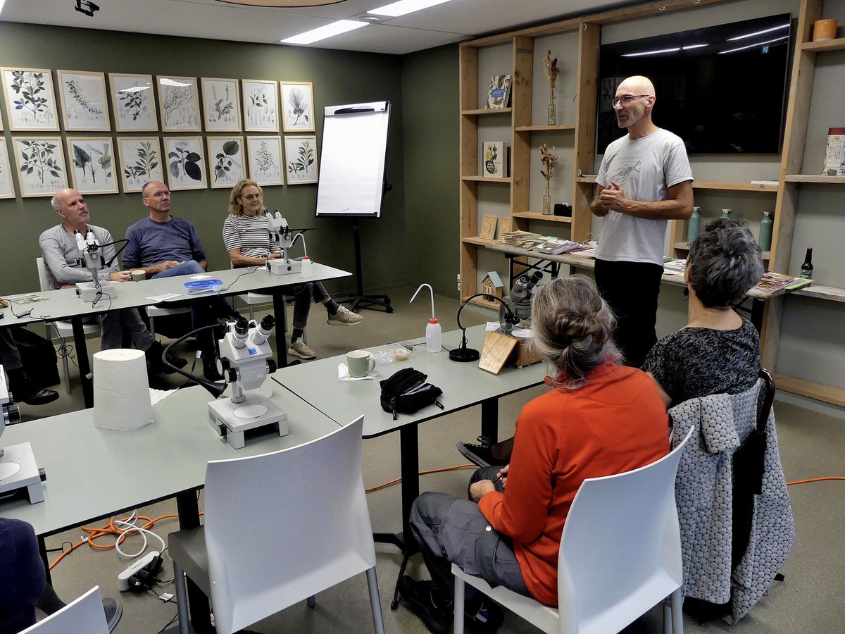 TaxonFoundation's tweet photo. Afgelopen vrijdag heeft een groep enthousiaste Vrienden van de @HortusLeiden ons geholpen met de biodiversiteitsinventarisatie van de Hortus voor Expeditie Singelpark. @Plastic_spotter was er ook weer bij om naar waterdiertjes te zoeken in de aangrenzende grachten. https://t.co/jK2WJ6rw8v