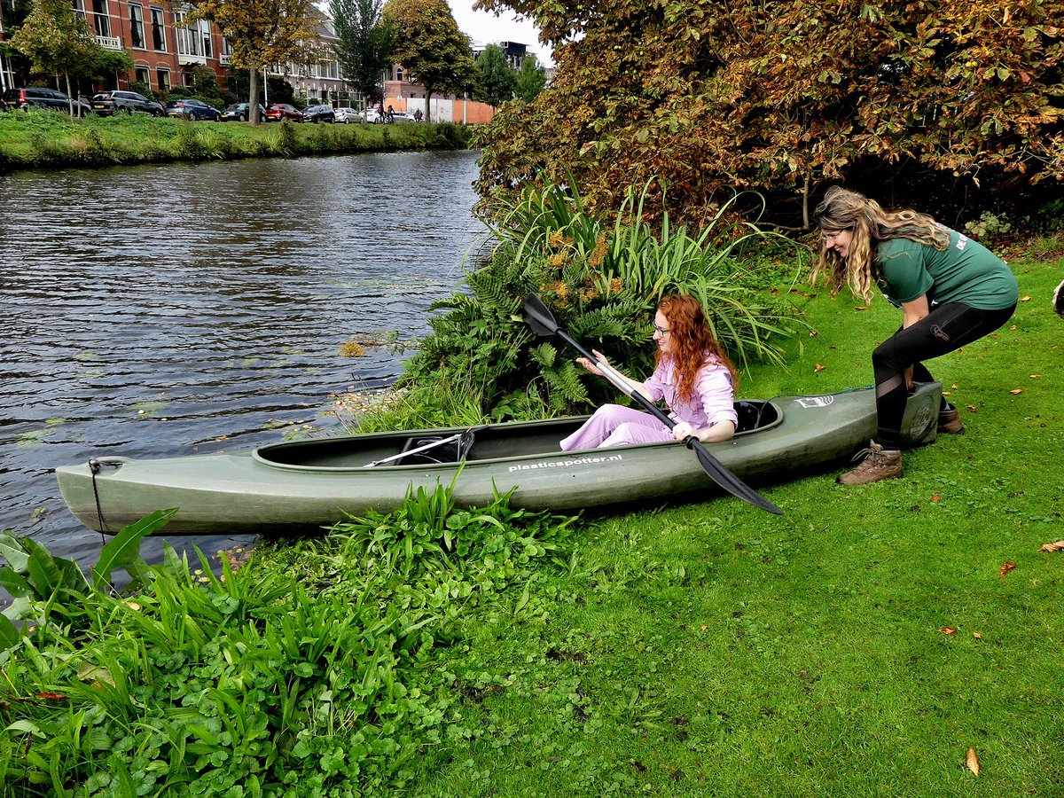 Afgelopen vrijdag heeft een groep enthousiaste Vrienden van de <a href="/HortusLeiden/">Hortus Leiden</a> ons geholpen met de biodiversiteitsinventarisatie van de Hortus voor Expeditie Singelpark. <a href="/Plastic_spotter/">Plastic Spotter / De Grachtwacht</a> was er ook weer bij om naar waterdiertjes te zoeken in de aangrenzende grachten.