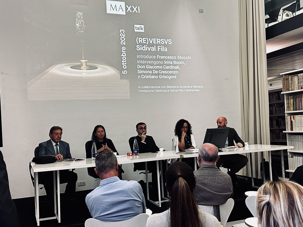Una storia di passione e bibliofilia. Questa sera #alMAXXI parliamo di arte attraverso le pagine del catalogo che la racconta. Al centro, l’opera e la mostra di #SidivalFila per la Biblioteca Apostolica Vaticana e, sulla carta, la creatività della “bookmaker” <a href="/irma_boom/">Irma Boom</a> 📓