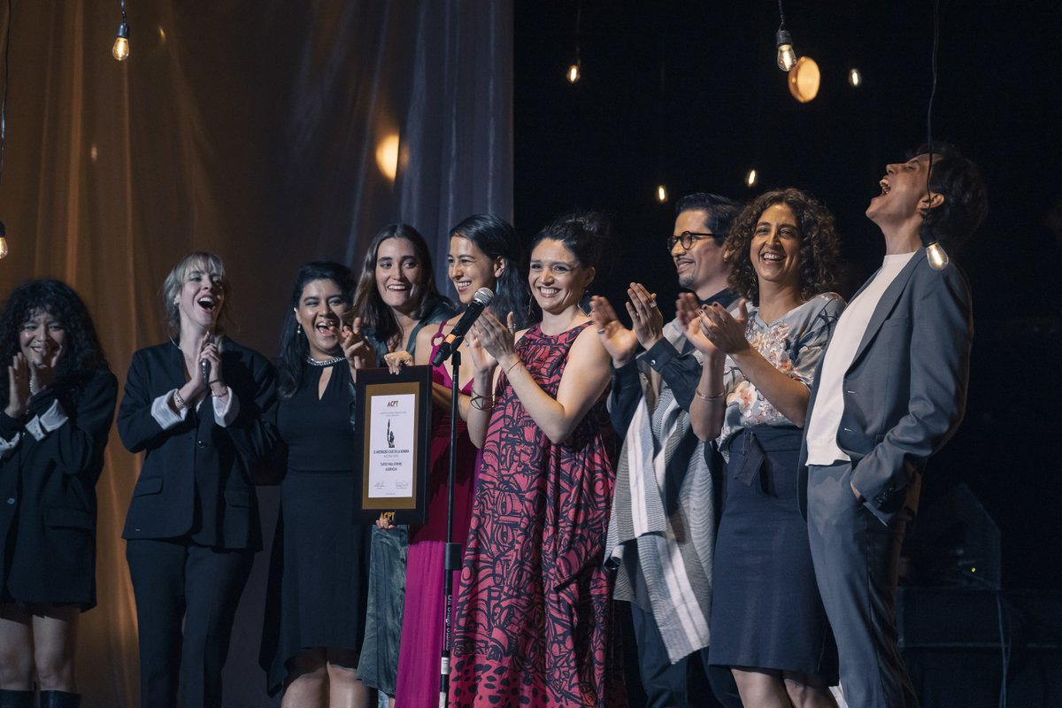 #ACPT 

Nuestros primeros galardonados de la noche. 

El ACPT es para: 

El Misterioso Caso de la Sombra de Nocturno Teatro en la categoría de Teatro para Jóvenes Audiencias.

Imágenes Carlos Alvar  

#PRESENCIAACPT #PREMIOSACPT