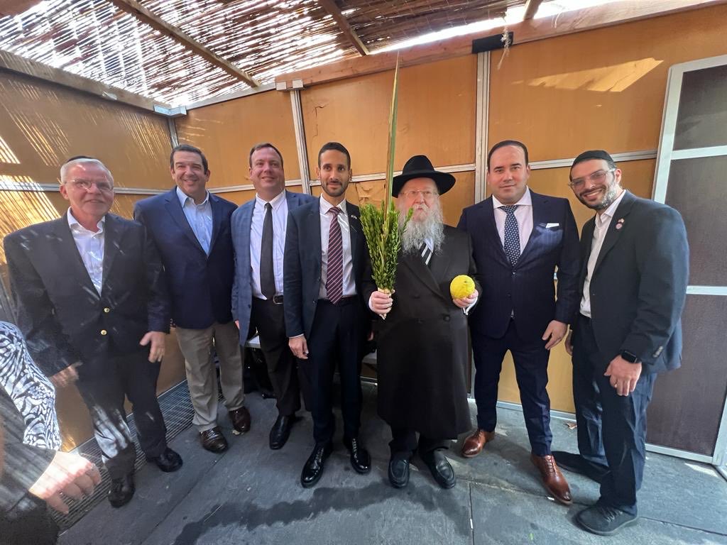 MendyMirocznik's tweet photo. Enjoying the ⁦@NYCCouncil⁩ Sukkoh and catching up with some old friends ⁦@HikindPinny⁩ ⁦@NYCComptroller⁩ ⁦@bradlander⁩ ⁦@NYPDCommAffairs⁩ thank you ⁦@PesachOsina⁩  for making it happen. https://t.co/i4qhWIO4Lf