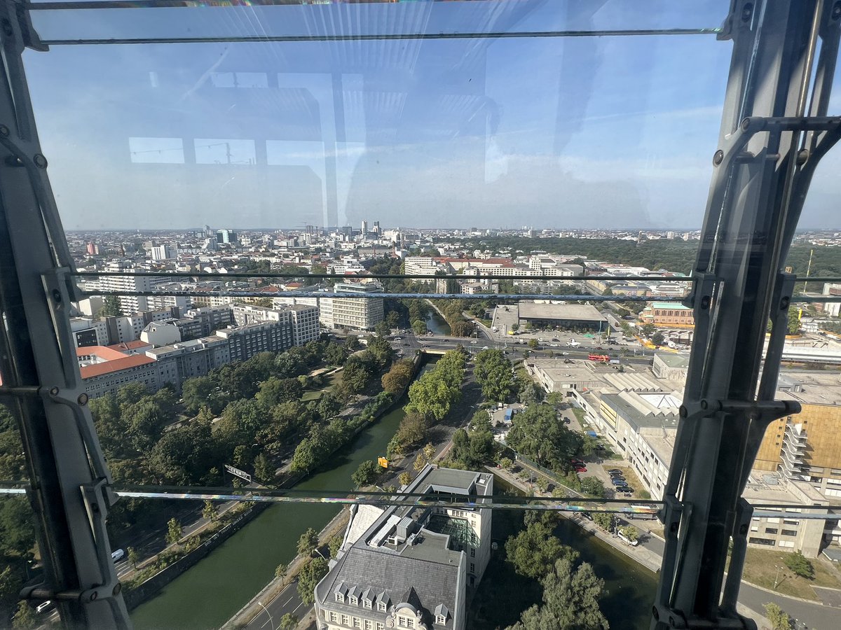 SandraNavidi's tweet photo. Vielen Dank, liebes @LinkedIn Team, für die Einladung in das #LinkedIn Büro in #Berlin und den überaus netten Empfang @Nele_Behrens_ ! Es war extrem spannend mehr über Ihre erfolgreiche vielschichtige Arbeit zu erfahren. Dankeschön @LinkedInNews #DACH #linkedIndach. 

Der Faktor Mensch – auch bei zunehmender Digitalisierung bleibt er das Wichtigste.
Erfahren Sie dazu mehr in meinem vom @Handelsblatt empfohlenen Buch „Das Das Future-Proof Mindset: Die vier essenziellen Regeln für Ihren Erfolg im Zeitalter der Künstlichen Intelligenz“ erläutert https://t.co/Vt9H0uGsJQ
English: FutureIQ https://t.co/u1b4doKzfa
 
#TopVoice #LinkedInTopVoice #WorkingInNewYork #NewYork #NewYorkCity #NYC #NY #Manhattan #USA #America #ChatGPT #OpenAI #GenerativeAI #GenerativeKI #KünstlicheIntelligenz #Netzwerken #Netzwerk #Network #Networking. #ArtificialIntelligence #KI #AI #EQ #FutureproofMindset #Digitalisierung #Erfolg #Karriere #Handelsblatt #Jobs #Zukunft #MYM #MeetYourMaster #Technologie #Reset #DieDNADerUSA #BizAndBeyond @finanzbuch verlag #BizAndBeyond #ntv #Podcast