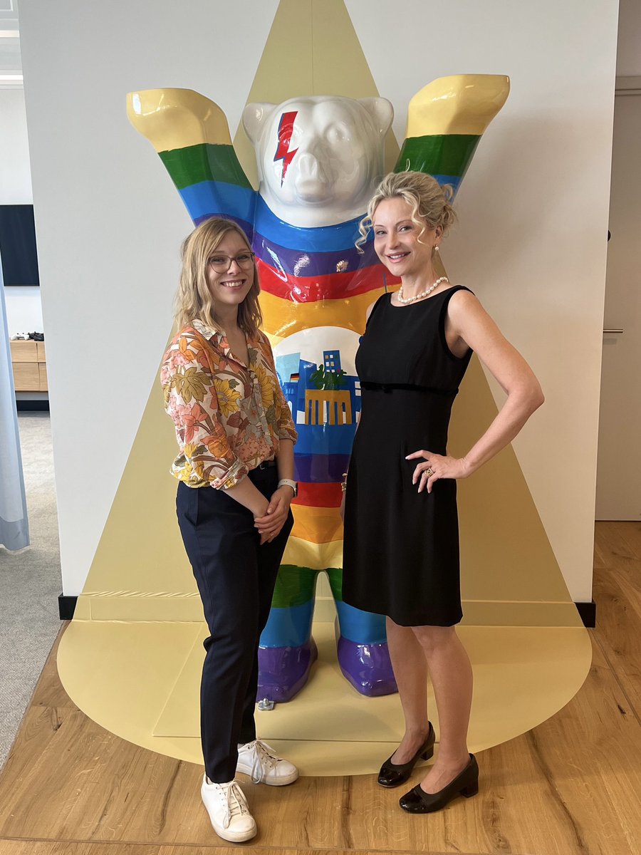 SandraNavidi's tweet photo. Vielen Dank, liebes @LinkedIn Team, für die Einladung in das #LinkedIn Büro in #Berlin und den überaus netten Empfang @Nele_Behrens_ ! Es war extrem spannend mehr über Ihre erfolgreiche vielschichtige Arbeit zu erfahren. Dankeschön @LinkedInNews #DACH #linkedIndach. 

Der Faktor Mensch – auch bei zunehmender Digitalisierung bleibt er das Wichtigste.
Erfahren Sie dazu mehr in meinem vom @Handelsblatt empfohlenen Buch „Das Das Future-Proof Mindset: Die vier essenziellen Regeln für Ihren Erfolg im Zeitalter der Künstlichen Intelligenz“ erläutert https://t.co/Vt9H0uGsJQ
English: FutureIQ https://t.co/u1b4doKzfa
 
#TopVoice #LinkedInTopVoice #WorkingInNewYork #NewYork #NewYorkCity #NYC #NY #Manhattan #USA #America #ChatGPT #OpenAI #GenerativeAI #GenerativeKI #KünstlicheIntelligenz #Netzwerken #Netzwerk #Network #Networking. #ArtificialIntelligence #KI #AI #EQ #FutureproofMindset #Digitalisierung #Erfolg #Karriere #Handelsblatt #Jobs #Zukunft #MYM #MeetYourMaster #Technologie #Reset #DieDNADerUSA #BizAndBeyond @finanzbuch verlag #BizAndBeyond #ntv #Podcast