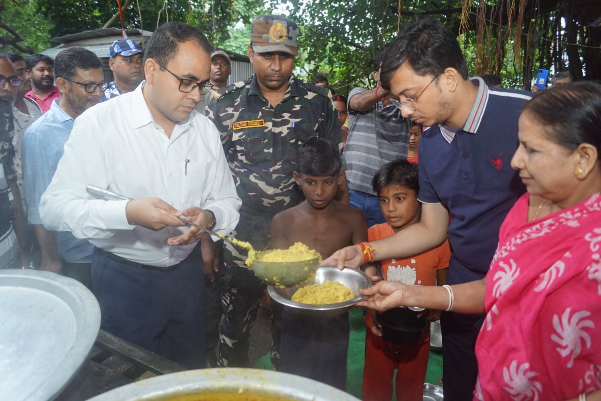 PrasenjitDas446's tweet photo. @মহানন্দা নদীর জলে ও প্রবল বৃষ্টির ফলে প্লাবিত মালদা শহরের নদী তীরবর্তী অসহায় বানভাসি ও ক্ষতিগ্রস্ত মানুষের পাশে,-মানুষের সাথে। #maldanews #PrasenjitDas #Malda #maldatown https://t.co/H4b7isTTj2
