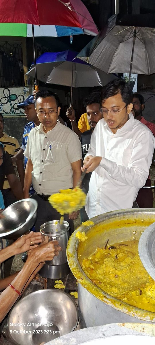 PrasenjitDas446's tweet photo. @মহানন্দা নদীর জলে ও প্রবল বৃষ্টির ফলে প্লাবিত মালদা শহরের নদী তীরবর্তী অসহায় বানভাসি ও ক্ষতিগ্রস্ত মানুষের পাশে,-মানুষের সাথে। #maldanews #PrasenjitDas #Malda #maldatown https://t.co/H4b7isTTj2