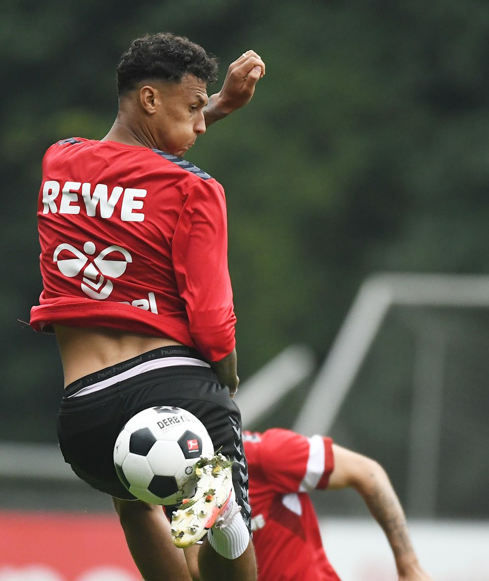 HalloDrone's tweet photo. @bayer04fussball Bin schon da und heiß wie frittenfett! Jetzt erst selber noch ne Runde #Fuppes bis ich dann nachher voller Inbrunst meine #Werkself zum Sieg brülle! https://t.co/xfNzgoqb2K