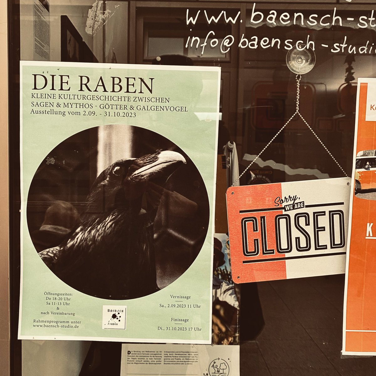 ElisaGrtt's tweet photo. Kleiner Tipp für Interessierte, die sich in Bayreuth herumtreiben. Heute bin ich durch Zufall an diesem Plakat im Schaufenster vorbeigelaufen – und es wäre schade, wenn diese besondere Ausstellung untergeht. https://t.co/NUHF9vGdoO