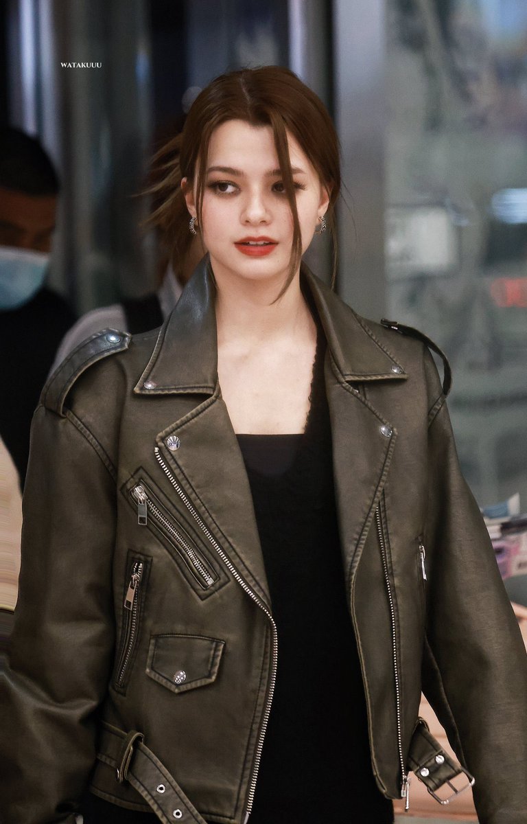 sapphicluvvr's tweet image. they look like that shy gf — badass gf kinda couple