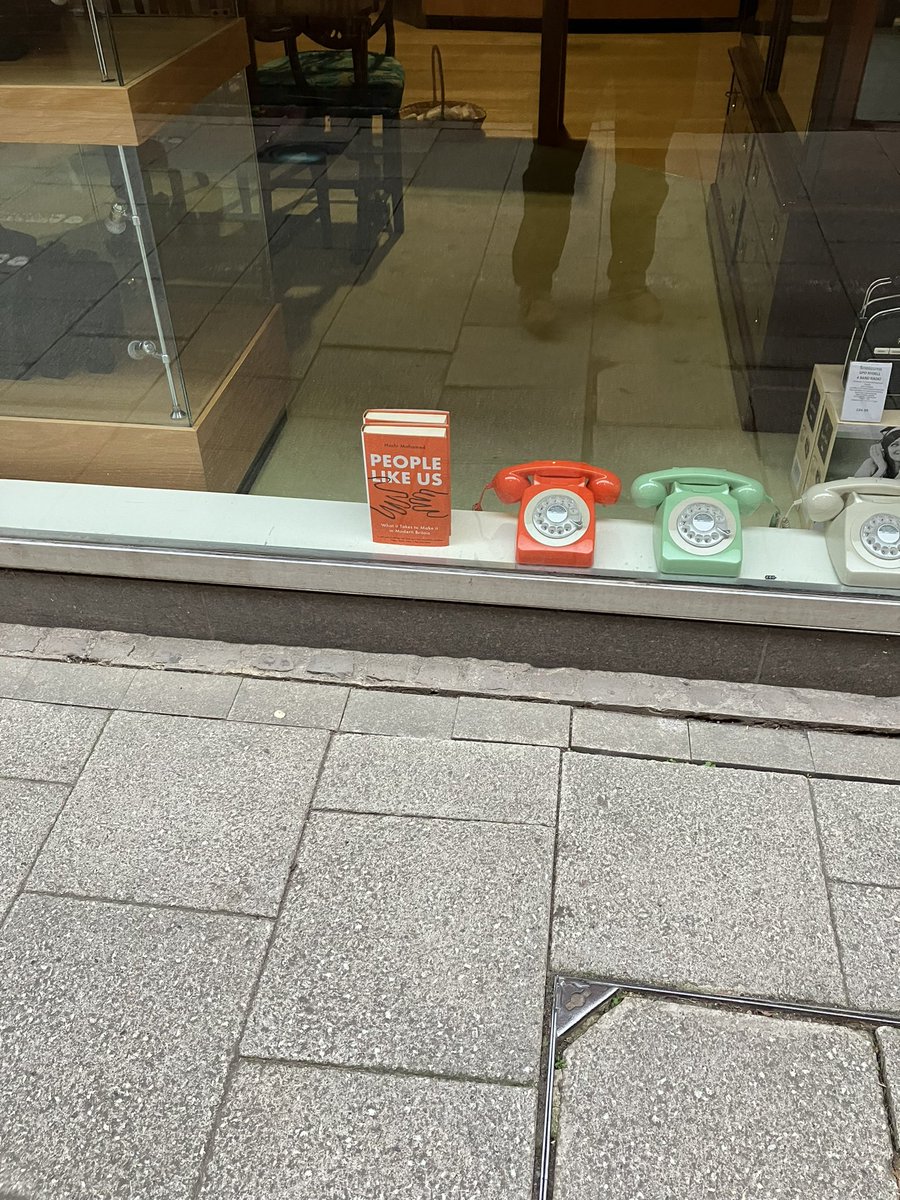 bloomfield50's tweet image. Nice window display as I was leaving Bury St Eds today @hm_hashi