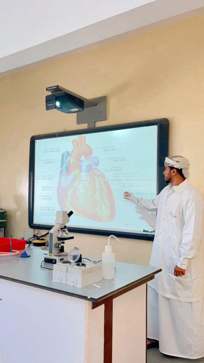 edugovssq5101's tweet photo. تسعى المدرسة لتنويع طرق التدريس في المختبر المدرسي لمواد العلوم وفي سياق ذلك  نفذ الأستاذ المبدع/ أحمد بن سالم المقيمي معلم مادة الأحياء بالمدرسة درس بعنوان :

 " تشريح القلب" 

للصف العاشر وأتسمت الحصه بالمشاركة الفاعلة للطلبة وتبادل الادوار بينهم في تطبيق الدرس

#تعلم_مستدام https://t.co/2RtfvHANAx