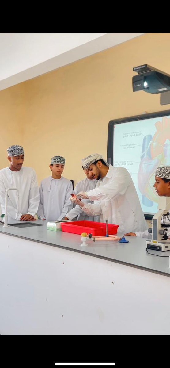 edugovssq5101's tweet photo. تسعى المدرسة لتنويع طرق التدريس في المختبر المدرسي لمواد العلوم وفي سياق ذلك  نفذ الأستاذ المبدع/ أحمد بن سالم المقيمي معلم مادة الأحياء بالمدرسة درس بعنوان :

 " تشريح القلب" 

للصف العاشر وأتسمت الحصه بالمشاركة الفاعلة للطلبة وتبادل الادوار بينهم في تطبيق الدرس

#تعلم_مستدام https://t.co/2RtfvHANAx