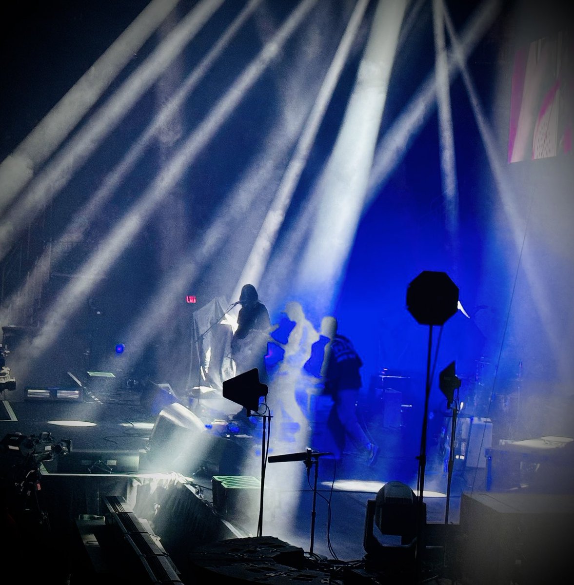SKARZONSKINZ's tweet photo. to see @DIIV AND #depechemode on the same night -  a goth dream. 
#DIIV #doused 🤘
#andyfletcher 🕯️ https://t.co/MIlQpo4chj