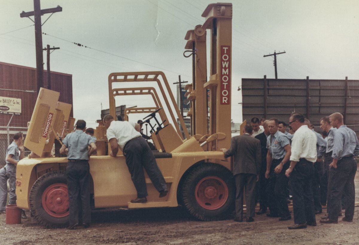 BaileyIntra's tweet image. Now that's some big equipment! Who remembers this Towmotor? #throwbackthursday #tbt #BaileyEquipment