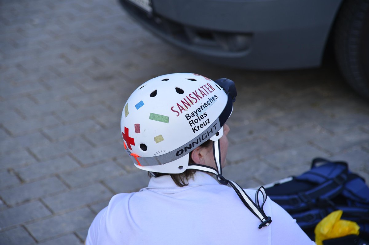 roteskreuzmuc's tweet photo. #ThrowbackThursday bzw. #ThrowbackMonday
Immer wieder montags haben wir diesen Sommer die #BladeNight sicherer gemacht. Bis zu 5.000 Menschen auf Rollerblades fuhren jede Woche durch die Stadt.
Unsere rollenden Sani-Skater waren für den Sanitätsdienst verantwortlich. 🙏 https://t.co/yADft1LRfH