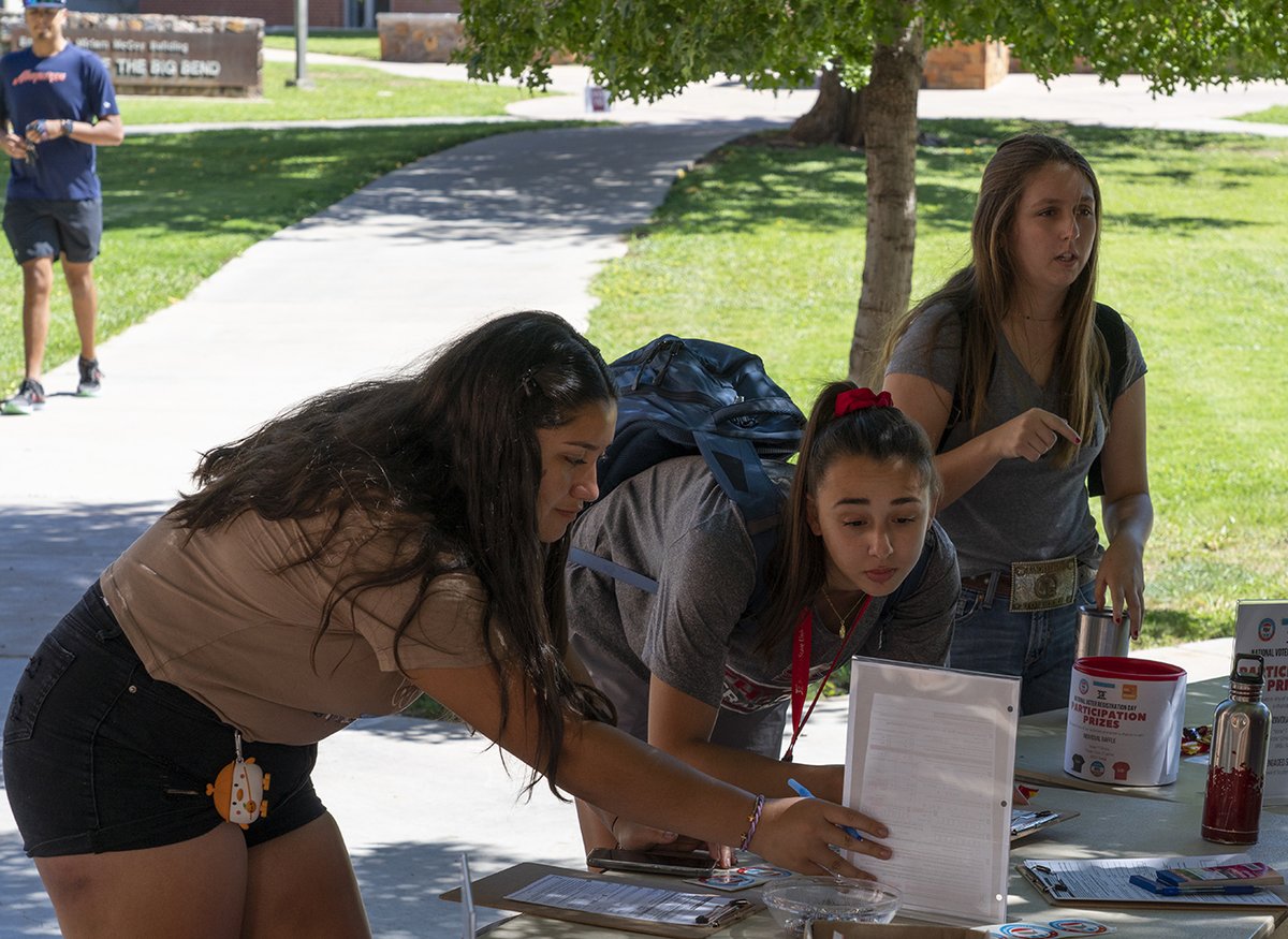 SUL ROSS STATE UNIVERSITY CELEBRATES VOTER REGISTRATION DAY, CONSTITUTION DAY READ: sulross.edu/sul-ross-state… #SRSU #sulross #golobos #voterregistrationday #constitutionday