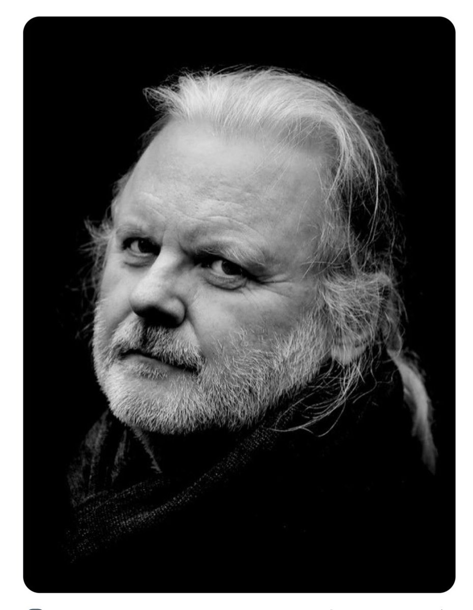 Jon Fosse: dramaturgo noruego. Premio Nobel de literatura 2023. 
Su obra es el testimonio actual mas importante de la presencia de Dios en la literatura. Es el gran escritor católico de nuestros días. 
En una entrevista dijo: “para mi, escribir es como rezar”