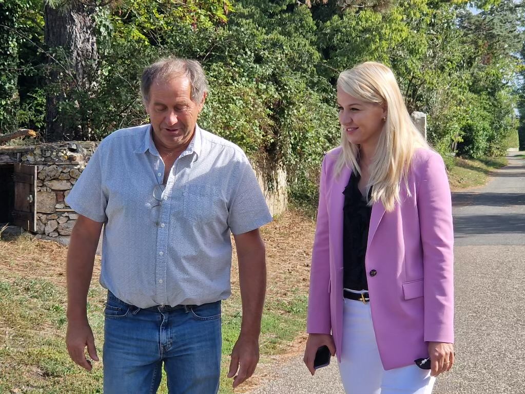 HeleneLaporteRN's tweet photo. À #Laparade, un accueil de jour pour seniors va être prochainement créé dans l’ancienne école communale. Ainsi qu’un Coteaux de Lodges qui renforcera le tourisme local. 👏🏻 Bravo à ces jeunes entrepreneurs qui investissent dans notre beau département.
➡️ https://t.co/5XPdmEKksj https://t.co/EI7gbkqTnq